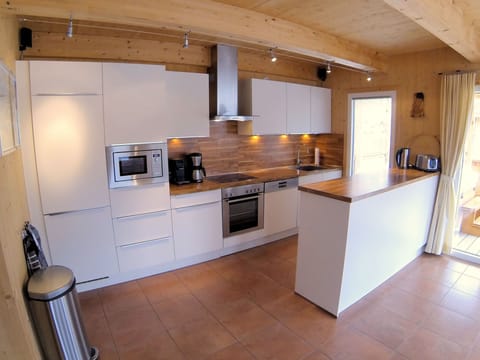 Premium Ferienhaus #18 mit Sauna & Whirlpool | Private kitchen | Fridge, stovetop, dishwasher, coffee/tea maker