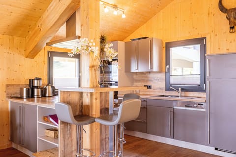 Superior Chalet # 11 mit IR-Sauna & Whirlwanne innen | Private kitchen | Full-size fridge, oven, stovetop, dishwasher