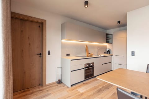 Full-size fridge, oven, stovetop, dishwasher