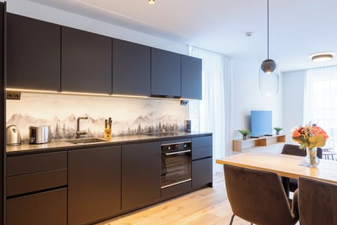 Full-size fridge, oven, stovetop, dishwasher