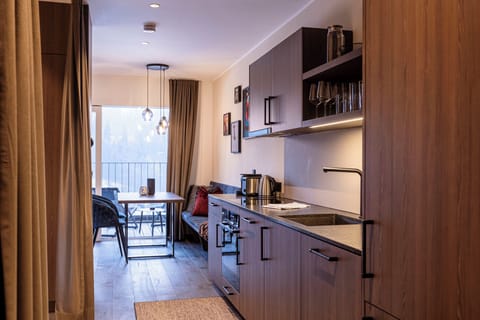 Studio mit Balkon mit 1 Schlafzimmer | Private kitchen | Full-size fridge, oven, stovetop, dishwasher