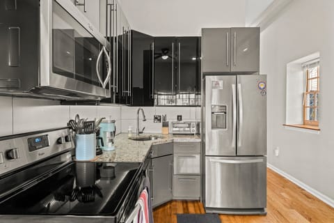 Signature Apartment, City View | Private kitchen