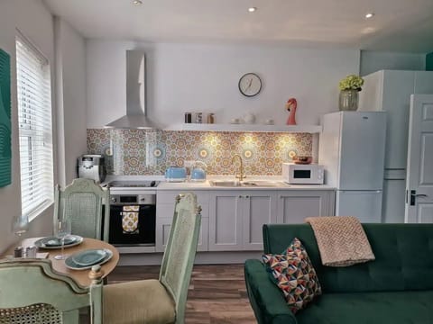 Apartment, City View | Private kitchen | Electric kettle, toaster