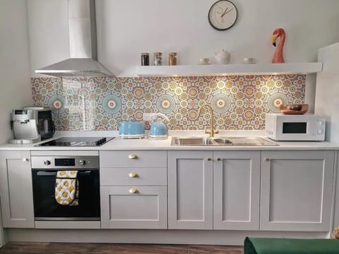 Apartment, City View | Private kitchen | Electric kettle, toaster