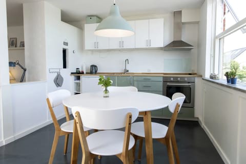 Deluxe Apartment, Ocean View | Dining room