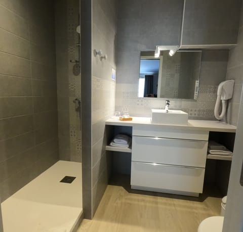 Chambre Double Terrasse | Bathroom | Free toiletries, hair dryer, towels