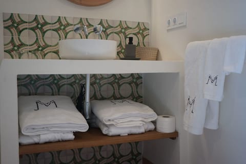 Family Room | Bathroom | Shower, free toiletries, hair dryer, towels