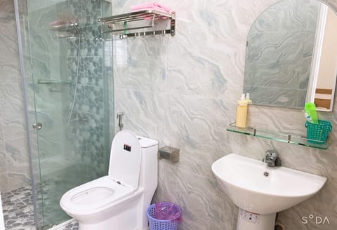 Deluxe Double Room | Bathroom | Shower, towels