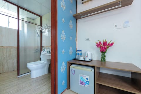 Family Room with Mountain View | Bathroom | Designer toiletries, hair dryer, slippers, bidet