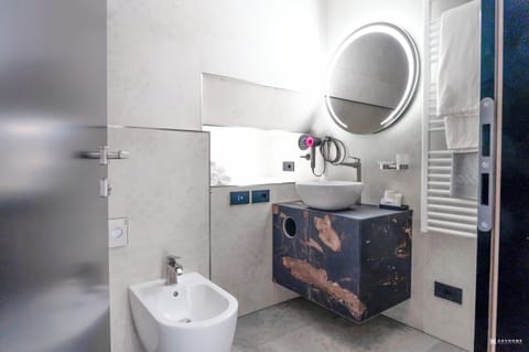 Deluxe Quadruple Room | Bathroom | Shower, rainfall showerhead, free toiletries, hair dryer