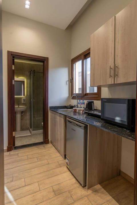 Deluxe Suite | Private kitchenette | Mini-fridge, microwave, stovetop, electric kettle