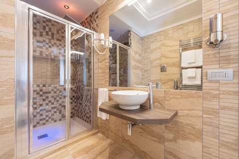 Comfort Triple Room | Bathroom | Shower, hair dryer, towels, soap