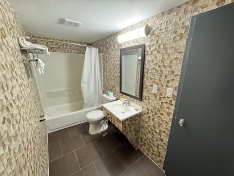 Deluxe Single Room | Bathroom | Free toiletries, towels, soap, shampoo