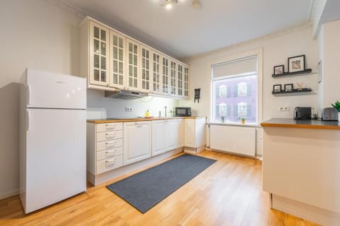 Junior Apartment | Private kitchen | Fridge, microwave, oven, stovetop