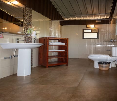 Deluxe Cabin, River View | Bathroom | Shower, rainfall showerhead, towels