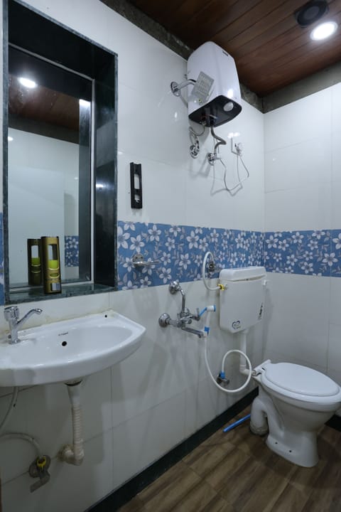 Triple Room | Bathroom | Shower, soap, shampoo