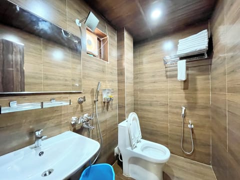 Deluxe Triple Room | Bathroom | Shower, towels, soap, shampoo