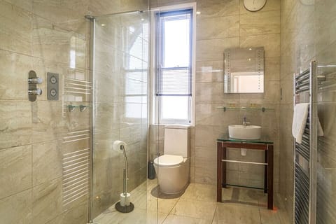 Classic Room | Bathroom | Shower, hair dryer, towels, soap