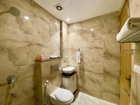 Premium Double Room | Bathroom | Shower, towels, soap, shampoo