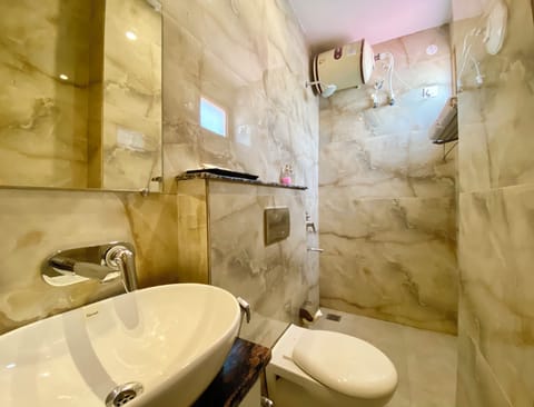 Classic Double Room | Bathroom | Shower, towels, soap, shampoo