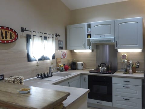 House | Private kitchen | Electric kettle, toaster, highchair