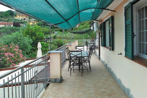 Apartment | Outdoor dining