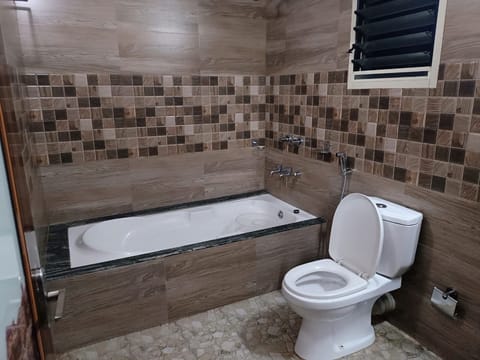 Executive Room, 1 King Bed | Bathroom | Shower, rainfall showerhead, hair dryer, soap