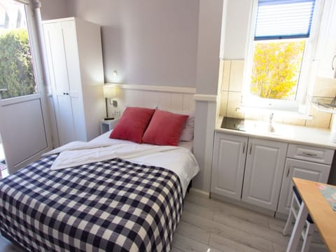 Apartment | 1 bedroom, bed sheets