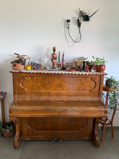 Basic Quadruple Room, Private Bathroom, Courtyard View | Living room