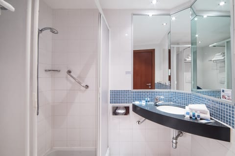 Combined shower/tub, free toiletries, hair dryer, bidet