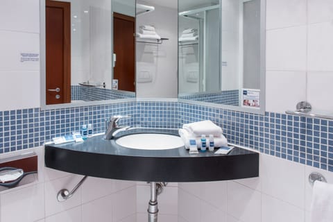 Combined shower/tub, free toiletries, hair dryer, bidet