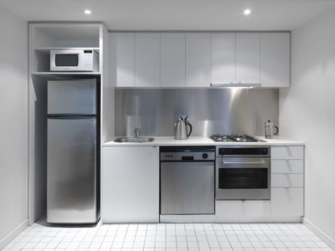 Full-size fridge, microwave, oven, stovetop