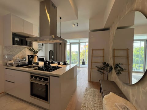 Apartment, Balcony (402) | Private kitchen | Fridge, microwave, oven, cookware/dishes/utensils