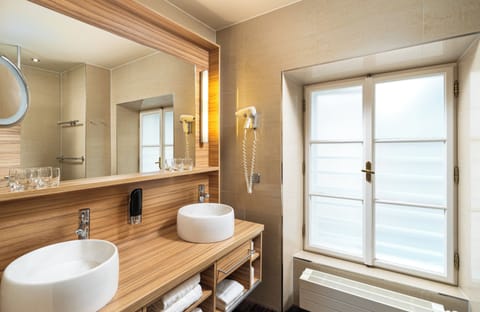 Suite | Bathroom | Shower, free toiletries, hair dryer, towels