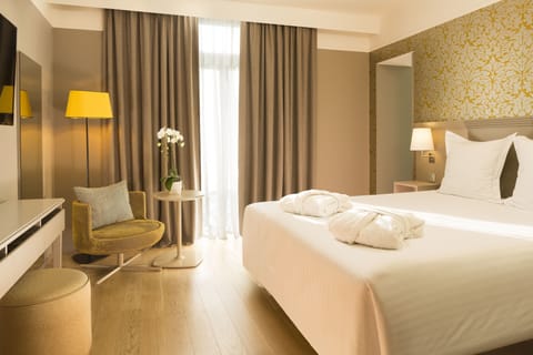 Deluxe Room | Premium bedding, in-room safe, individually decorated, desk