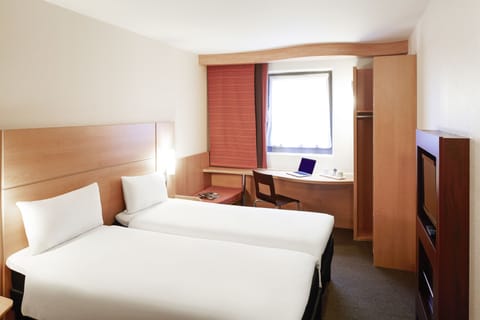 Twin Room, 2 Twin Beds | Desk, blackout drapes, free WiFi, bed sheets