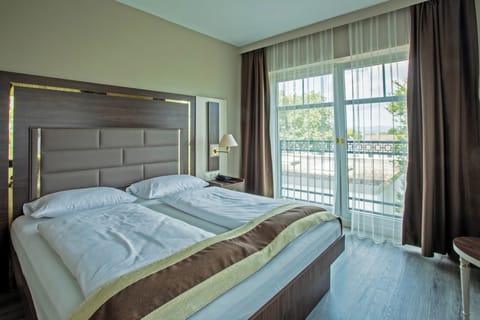 Comfort Double Room | Hypo-allergenic bedding, down comforters, free minibar, in-room safe