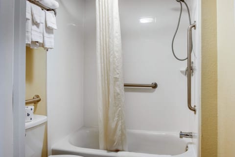 Combined shower/tub, hair dryer, towels