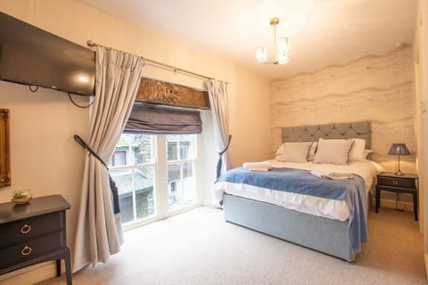 Deluxe Double Room, Ensuite | Individually decorated, individually furnished, iron/ironing board