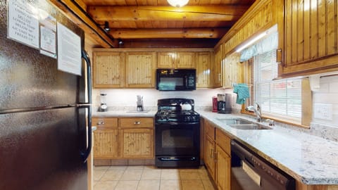 Cabin, 2 Bedrooms, Non Smoking, Lake View | Private kitchen | Highchair