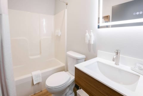 Combined shower/tub, free toiletries, hair dryer, towels