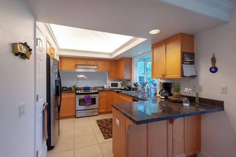 House, 2 Queen Beds, Hot Tub, Ocean View (37) | Private kitchen | Coffee/tea maker