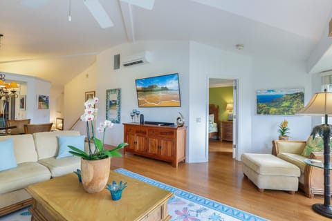 House, Multiple Beds, Hot Tub, Ocean View (40) | Living area | MP3 dock