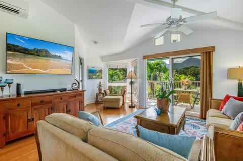 House, Multiple Beds, Hot Tub, Ocean View (40) | Living area | MP3 dock