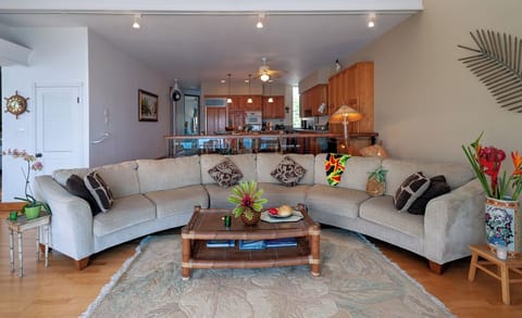 Condo, Multiple Beds, Jetted Tub, Ocean View (405) | Living area