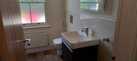 Suite, Ensuite (Endeavour) | Iron/ironing board, free WiFi