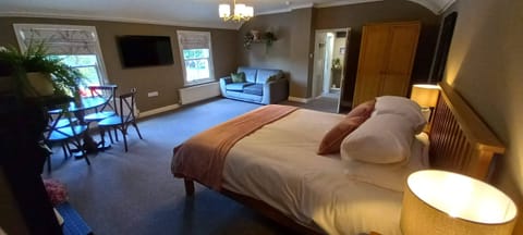 Suite, Ensuite (Endeavour) | Iron/ironing board, free WiFi