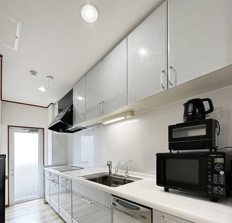 Deluxe Apartment, Balcony | Private kitchen | Electric kettle