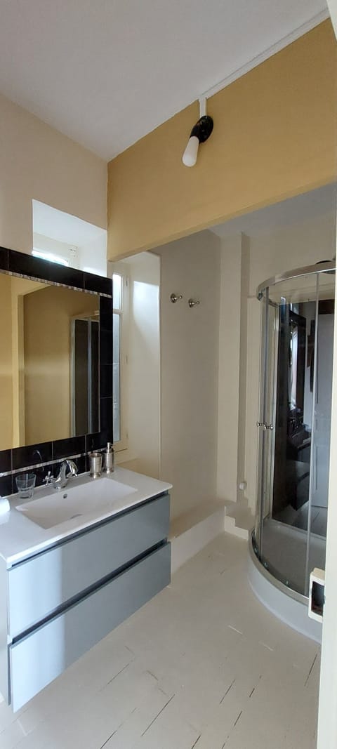 Double Room, Garden View | Bathroom | Free toiletries, slippers, soap, shampoo