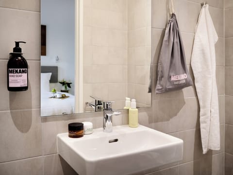 Studio | Bathroom | Shower, free toiletries, hair dryer, towels